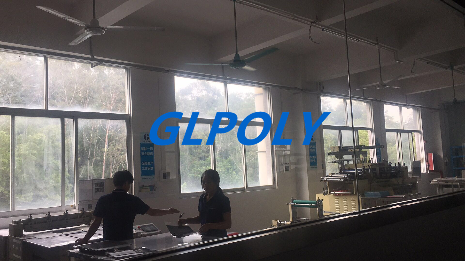 GLPOLY的发展除了战略和战术还有什么呢? 今天您如果想了解GLPOLY,或者随便搜索即带您进入打开GLPOLY的官网,便能带您快速了解她的发展历程, 走进GLPOLY第一眼就是能看到目标管理的相关条幅,为绩效而工作,为结果而管理,管理是让客户方便,而不是为了自己方便,预测自己的最好方式就是创造自己,为”小而精,精而美,美而优”而努力.为什么GLPOLY在公司成立之初就用目标管理办法,目标管理之所以能发挥作用,还在于它大大增强了下团队的责任感,而责任感又是一个巨大的激励因素,团队许多动力的行为来自于被强烈的责任感所驱使,要充分发挥团队实现目标过程的积极性,主动性,创造性,增强其责任感是一条重要的途径,人是有责任感的,只要环境适当,人不仅会承担责任而且还会追求责任,很多研究结果表明, 最有效的手段是在实现目标过程中实行。自我控制 式管理有利于下属责任感增强， 进而促使团队积极性、 主动性， 创造性的充分发挥。所以， 增强责任感是自我控制" 的一种延伸结果,现实管理实践中的 目标管理 ,自我控制" 式的管理.其次是目标,目标为所有的管理决策指明了方向， 并且作为标准可用来衡量实际的绩效,其直接的作用主要体现在对管理过程的控制环节, 但是, 作为活动的预期目的和结果， 目标对管理的重要作用又不局限于此， 它可以对人产生巨大的激励作用， 这种作用将贯穿于整个管理环节， 使得管理活动获得最佳效益。 目标的激励作用主要表现也有几个方面: 一是在目标确定后呢， 它能使人明确方向看到前景,因而能起到鼓舞人心、 振奋精神和激发斗志的作用; 二是在目标执行过程中， 由于目标的制定都具有一定的先进性和挑战性的， 在实际工作中必须通过一定的努力才能达到的， 因而有利于激发人们的积极性和创造; 三是在目标实现以后， 由于人们的愿望和追求得到了实现， 同时也看到了自己的预期结果和工作成绩， 因而在心理上会产生一种满足感和自豪感， 这样就会激励人们以更大的热情和信心去承担新的任务以达到新的目标。GLPOLY就是一家这样的公司,以目标而管理的公司,销售团队是由一批很有活力且有互联网思维的90后团队打造,GLPOLY总经理康美宇先生非常关心他们的成长，以责任鼓励创新为出发点，鼓励他们大胆的去做，鼓励把他们的想法变成现实，不断的迭代优化，通过这样一个方式鼓励他们大胆的创造,鼓励他们勇敢的”走”出去 ,而且是思维,胆识,眼界真正的走出去跟更高层接轨. ,小编也是最喜欢那些善良有力的队友们.此刻,GLPOLY有的同事还在外面解决客户的问题,有的同事还在写着明天计划, 1．明天的目标是什么呢？ 2．明天要怎么安排时间呢? 3．明天最重要的三件事是什么呢？ 4．明天准备学哪些新东西？ 5．明天准备在哪方面进步一点点？ 6．明天如何使自己活得更健康、更开心？ 7．今天又是否完成了目标？  GLPOLY的团队每天是这么工作的,所以快速发展是必然的吧,最后再以目标管理的一句话以”为努力的自己加油”结束今天的分享.