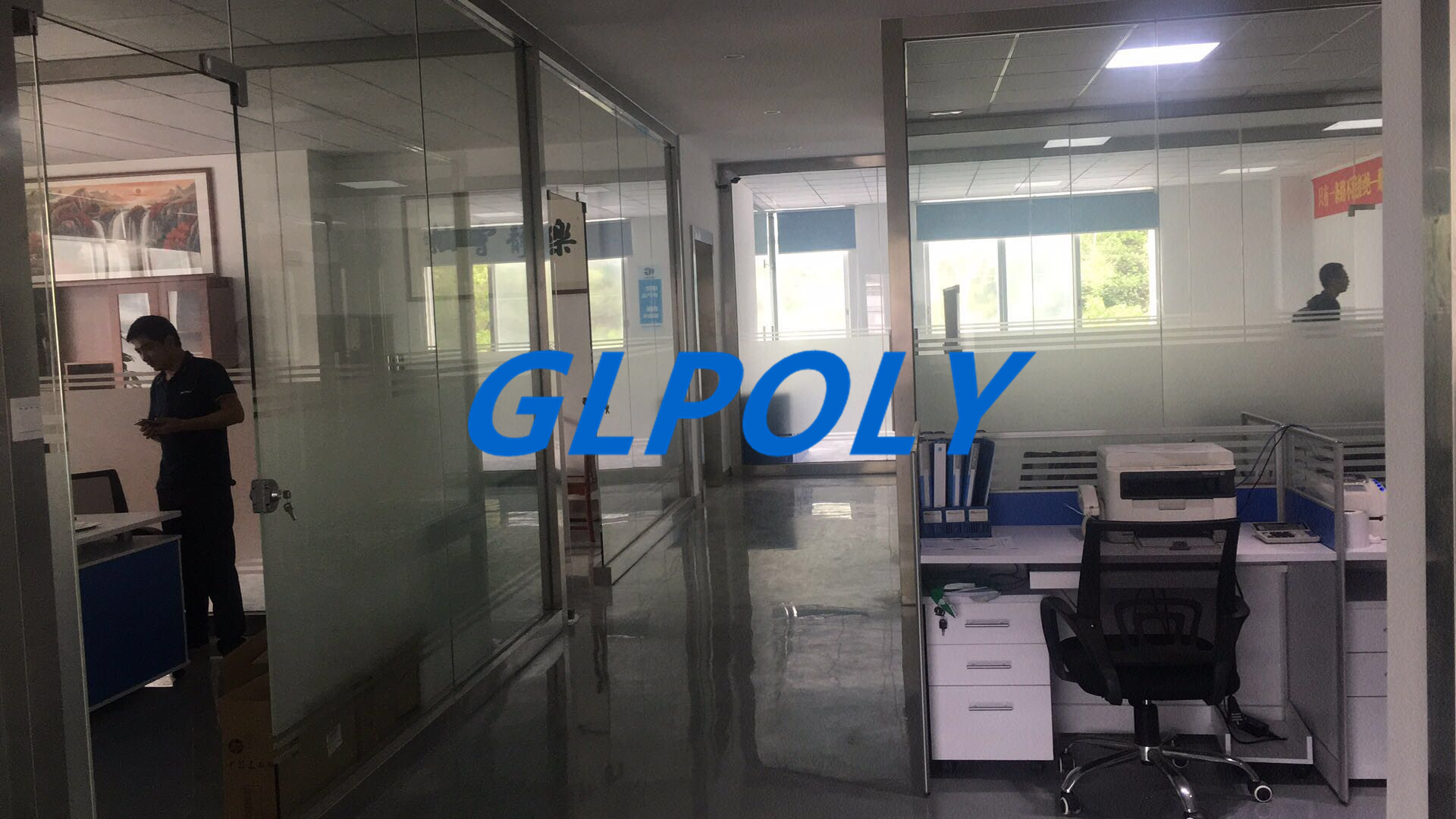 GLPOLY的发展除了战略和战术还有什么呢? 今天您如果想了解GLPOLY,或者随便搜索即带您进入打开GLPOLY的官网,便能带您快速了解她的发展历程, 走进GLPOLY第一眼就是能看到目标管理的相关条幅,为绩效而工作,为结果而管理,管理是让客户方便,而不是为了自己方便,预测自己的最好方式就是创造自己,为”小而精,精而美,美而优”而努力.为什么GLPOLY在公司成立之初就用目标管理办法,目标管理之所以能发挥作用,还在于它大大增强了下团队的责任感,而责任感又是一个巨大的激励因素,团队许多动力的行为来自于被强烈的责任感所驱使,要充分发挥团队实现目标过程的积极性,主动性,创造性,增强其责任感是一条重要的途径,人是有责任感的,只要环境适当,人不仅会承担责任而且还会追求责任,很多研究结果表明, 最有效的手段是在实现目标过程中实行。自我控制 式管理有利于下属责任感增强， 进而促使团队积极性、 主动性， 创造性的充分发挥。所以， 增强责任感是自我控制" 的一种延伸结果,现实管理实践中的 目标管理 ,自我控制" 式的管理.其次是目标,目标为所有的管理决策指明了方向， 并且作为标准可用来衡量实际的绩效,其直接的作用主要体现在对管理过程的控制环节, 但是, 作为活动的预期目的和结果， 目标对管理的重要作用又不局限于此， 它可以对人产生巨大的激励作用， 这种作用将贯穿于整个管理环节， 使得管理活动获得最佳效益。 目标的激励作用主要表现也有几个方面: 一是在目标确定后呢， 它能使人明确方向看到前景,因而能起到鼓舞人心、 振奋精神和激发斗志的作用; 二是在目标执行过程中， 由于目标的制定都具有一定的先进性和挑战性的， 在实际工作中必须通过一定的努力才能达到的， 因而有利于激发人们的积极性和创造; 三是在目标实现以后， 由于人们的愿望和追求得到了实现， 同时也看到了自己的预期结果和工作成绩， 因而在心理上会产生一种满足感和自豪感， 这样就会激励人们以更大的热情和信心去承担新的任务以达到新的目标。GLPOLY就是一家这样的公司,以目标而管理的公司,销售团队是由一批很有活力且有互联网思维的90后团队打造,GLPOLY总经理康美宇先生非常关心他们的成长，以责任鼓励创新为出发点，鼓励他们大胆的去做，鼓励把他们的想法变成现实，不断的迭代优化，通过这样一个方式鼓励他们大胆的创造,鼓励他们勇敢的”走”出去 ,而且是思维,胆识,眼界真正的走出去跟更高层接轨. ,小编也是最喜欢那些善良有力的队友们.此刻,GLPOLY有的同事还在外面解决客户的问题,有的同事还在写着明天计划, 1．明天的目标是什么呢？ 2．明天要怎么安排时间呢? 3．明天最重要的三件事是什么呢？ 4．明天准备学哪些新东西？ 5．明天准备在哪方面进步一点点？ 6．明天如何使自己活得更健康、更开心？ 7．今天又是否完成了目标？  GLPOLY的团队每天是这么工作的,所以快速发展是必然的吧,最后再以目标管理的一句话以”为努力的自己加油”结束今天的分享.